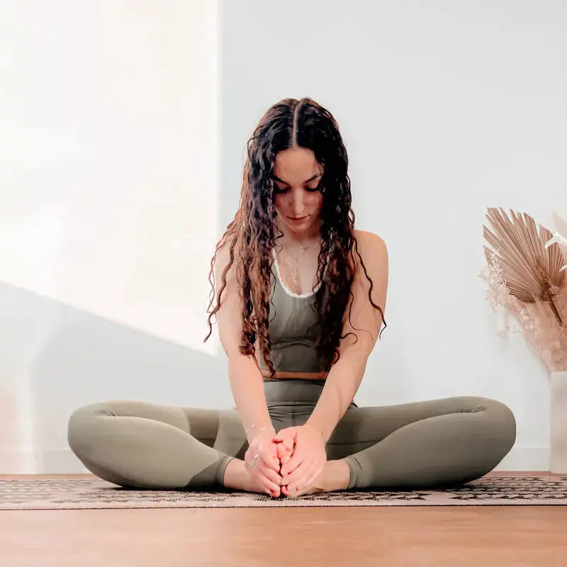 Yoga et phase lutéale : apaisement et préparation aux règles - Luneale Image