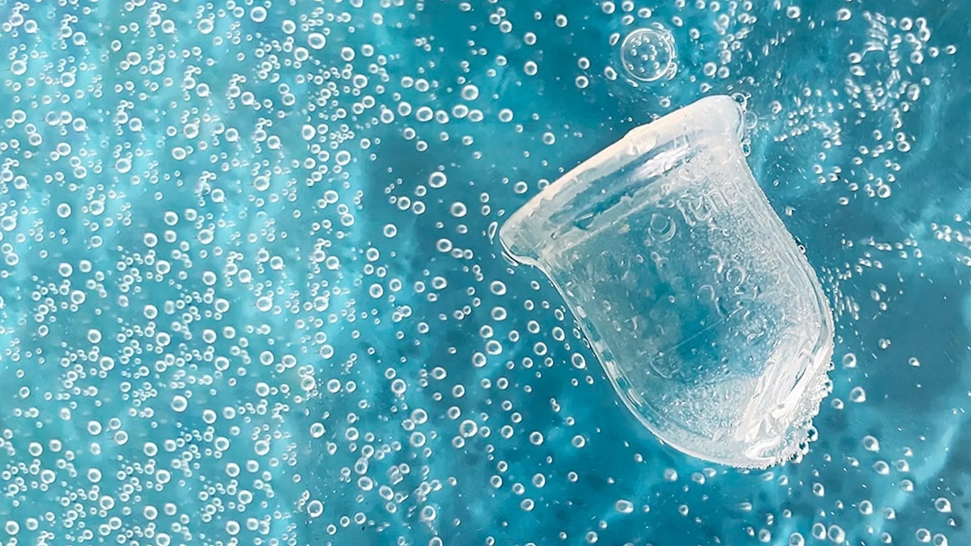 cup menstruelle dans eau bouillante illistrant un guide de nettoyage cup menstruelle Image