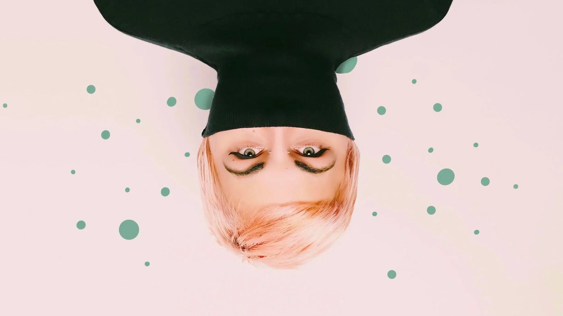 Femme la tête en bas illustrant une cup menstruelle qui se retourne dans le vagin