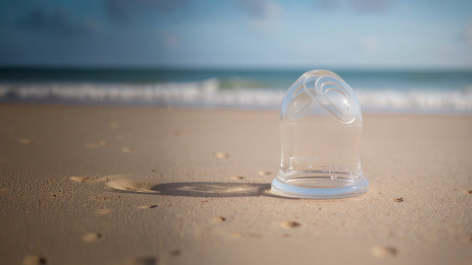 cup menstruelle sur plage illustrant article cup menstruelle bio
