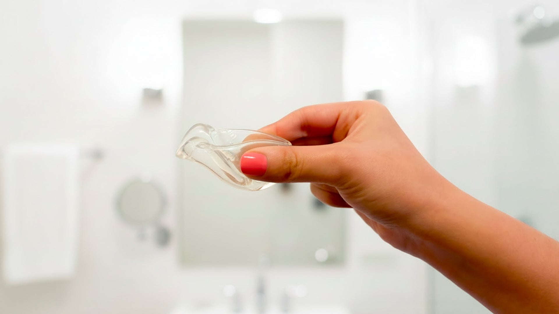 Démonstration du pliage Punchdown pour insérer facilement une cup menstruelle Bild