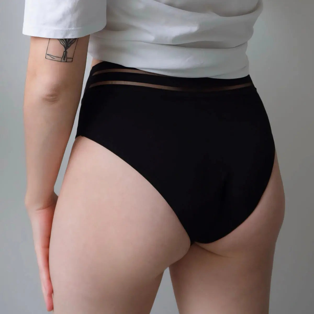 Culotte menstruelle Luneale, protection périodique durable et confortable, idéale pour flux moyens à abondants. Culotte menstruelle française innovante, respectueuse du corps et parfaite pour le sport ou le quotidien - portée taille S vue de dos