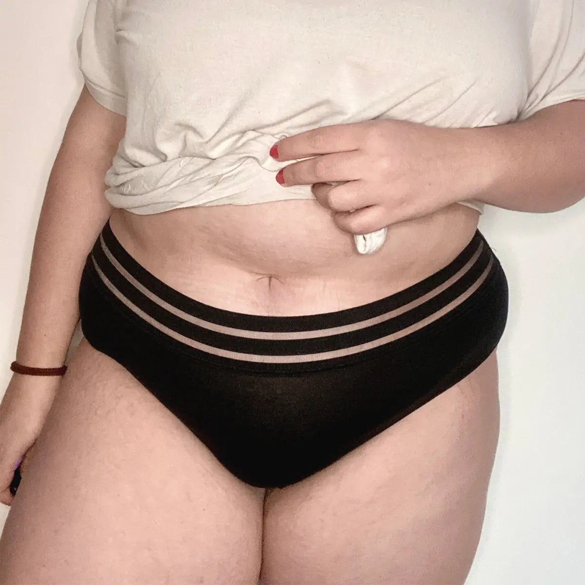 Culotte menstruelle Luneale, protection périodique durable et confortable, idéale pour flux moyens à abondants. Culotte menstruelle française innovante, respectueuse du corps et parfaite pour le sport ou le quotidien - portée grande taille plus size vue de face