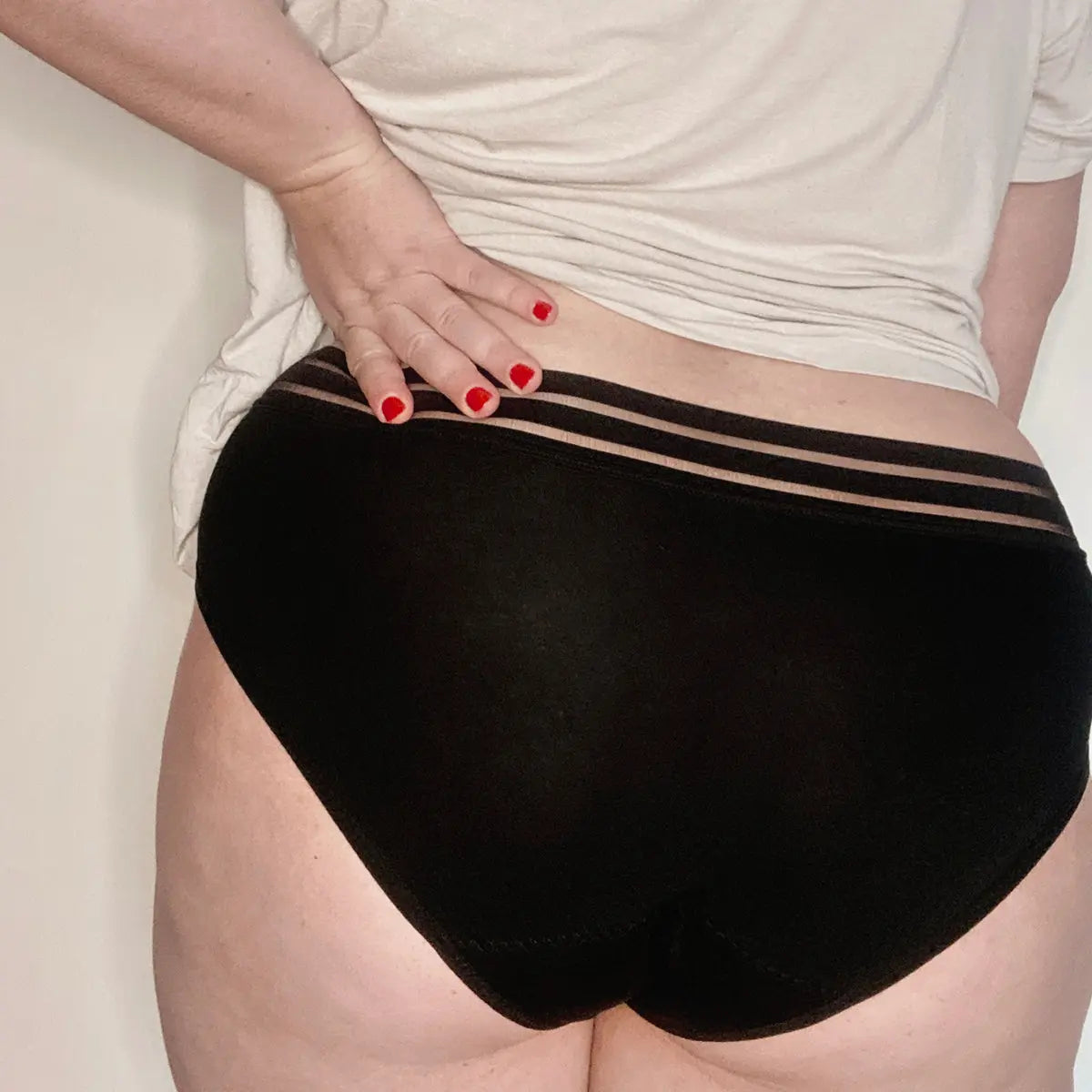 Culotte menstruelle Luneale, protection périodique durable et confortable, idéale pour flux moyens à abondants. Culotte menstruelle française innovante, respectueuse du corps et parfaite pour le sport ou le quotidien - portée grande taille plus size vue de dos