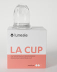 Packshot de La Cup Luneale taille M avec sa boîte : cup menstruelle française, idéale pour les flux moyens. Protection périodique durable, confortable et adaptée au sport et au quotidien.